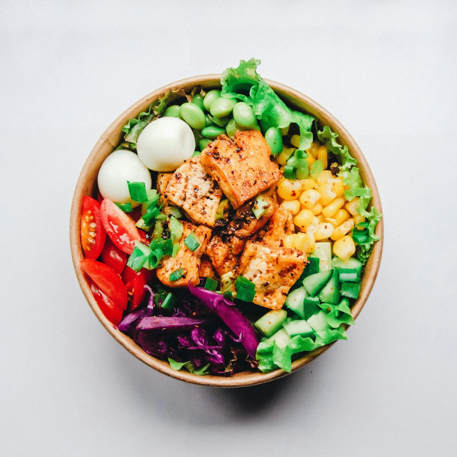 Encimera con recipientes de comida preparada